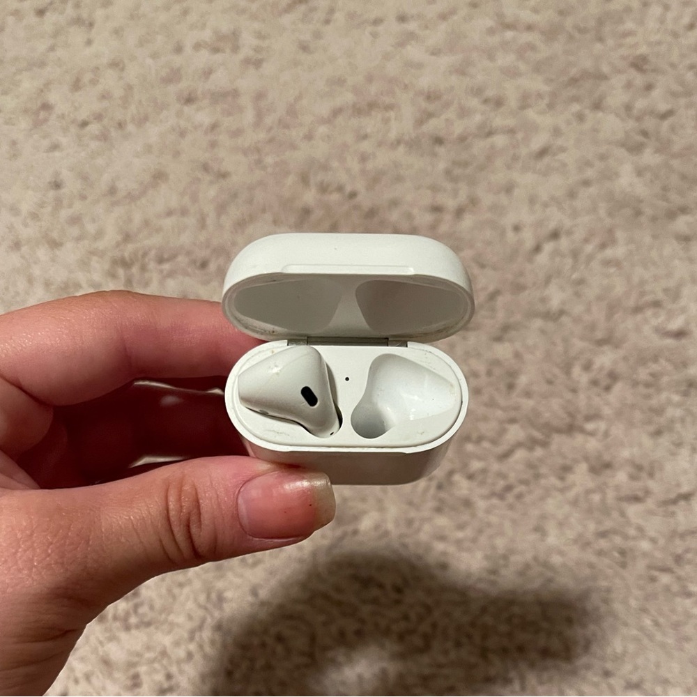 Left AirPod and Case (missing right airpod!!!!)